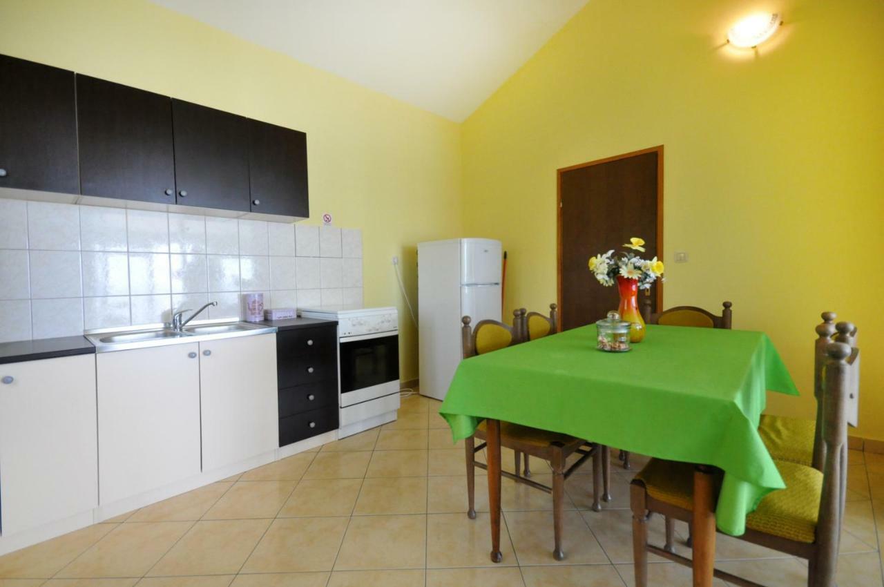 Almissa Apartment Omis Bagian luar foto
